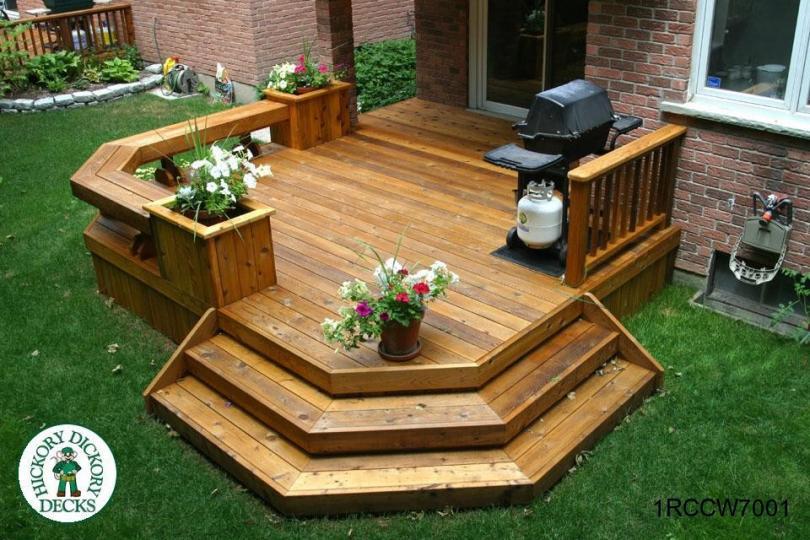 Single level deck with benches and planters (#1RCCW7001).